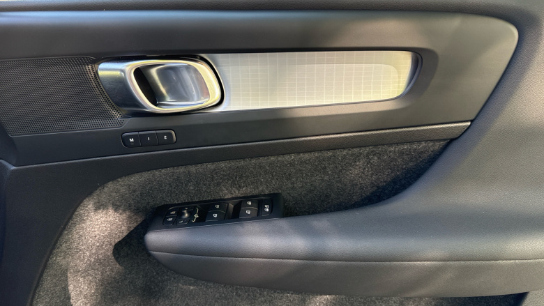 Volvo XC40 2.0 B4P Plus Dark 5dr Auto Petrol Estate